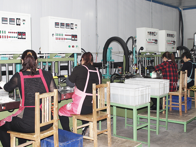 金属制品工人操作